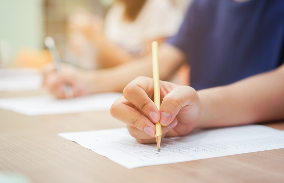 Réflexion sur l’importance des examens écrits finaux dans la procédure de qualification